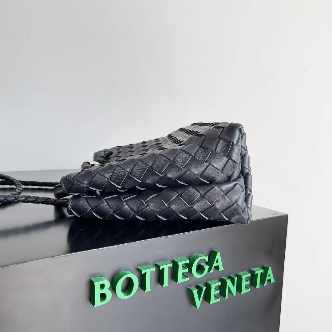 The 2023 new Andiamo batch of 1860 BV has been shipped‼ ️Really popular🔥The new Andiamo woven handbag launched by Bottega Veneta this season is really popular all over the world! ! Celebrities at home and abroad have worn it, and Oscar-winning actress Michelle Yeoh has taken it out on the street. Song Jia, Trai Yara, Yu Feihong, Sanji Ayaka, Rosie Hunting-Whiteley, Yoshioka Riho, etc. have all picked up this bag. It is classic and versatile, showing off its temperament, and the bag capacity is also large, which is very convenient for daily commuting! ! A variety of carrying methods, the shoulder straps can be adjusted by yourself, the original lambskin feels soft and delicate, and the neutral style is made to break gender boundaries and bring a more practical and longer-lasting use experience. Andiamo, which has both elegant and casual styles, perfectly interprets the true appearance of "fashionable old money style". Style number: 743568 Size: 25*22*10.5cm